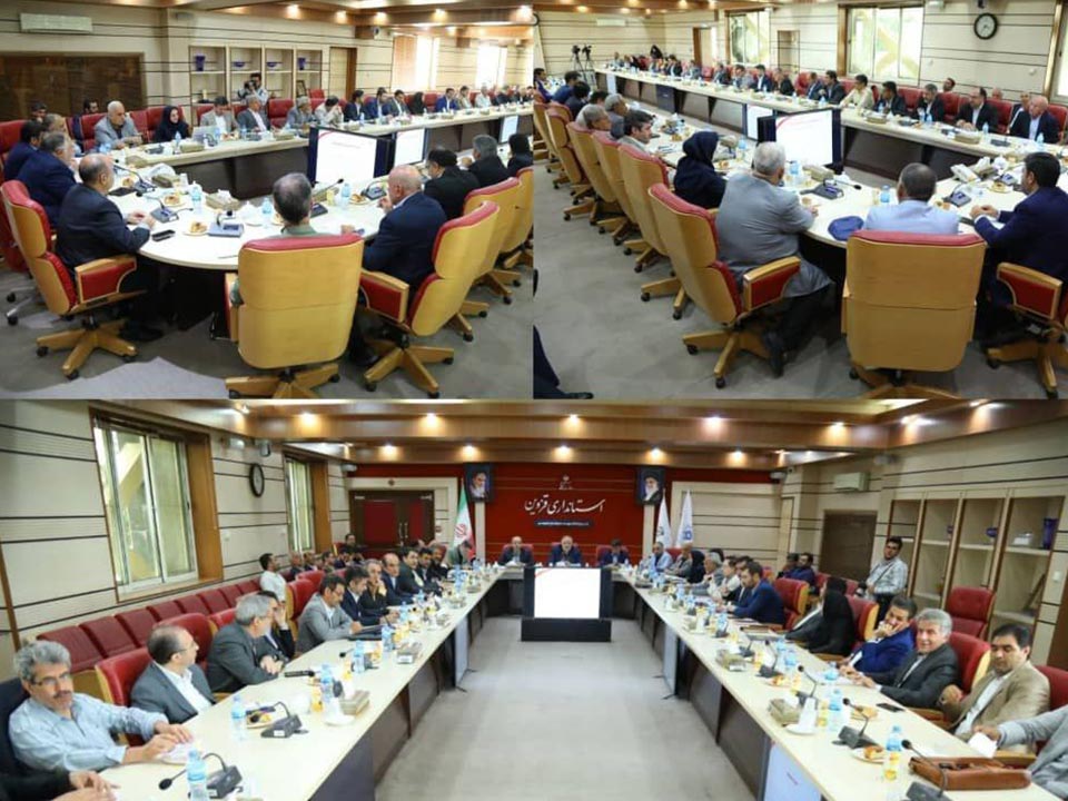 این جلسه به ریاست دکتراعلایی استاندار قزوین وباحضورحاج آقای عبدیان ریاست اتاق بازرگانی ودبیر شورای گفت وگوی استان ،خانم محمدبیگی نماینده مردم قزوین درمجلس شورای اسلامی،رمضانی معاون دادستان عمومی و انقلاب قزوین،رحمانی معاون اموراقتصادی استانداری،اعضای هیات رئیسه و هیات نمایندگان اتاق قزوین، مدیران ارشداقتصادی استان ،نمایندگان بخش خصوصی درشورا ،معاون اجرایی و دبیراجرایی اتاق  درسالن جلسات حوزه استاندار برگزارشد.عکس کمکی شماره1