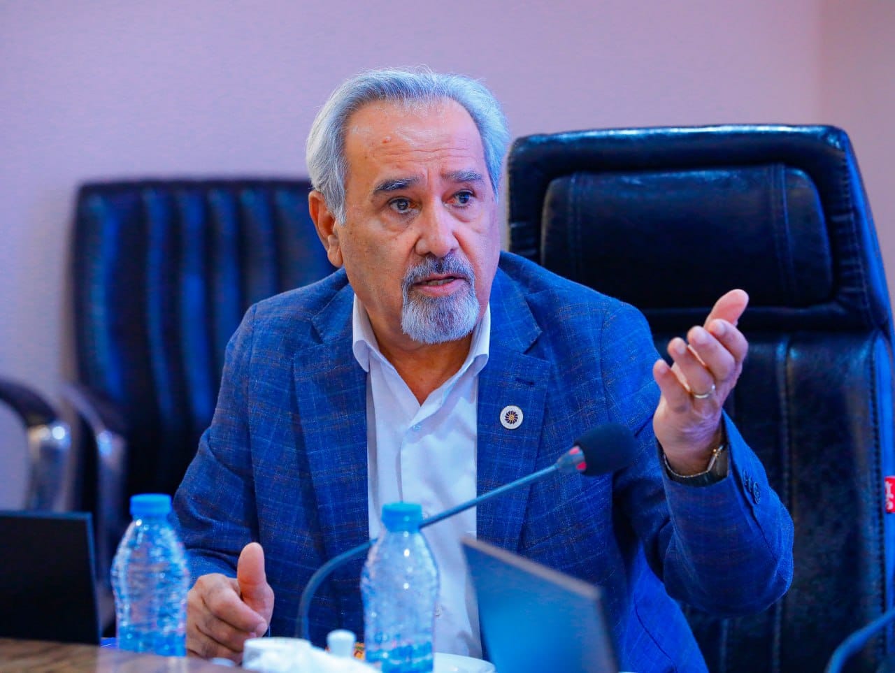مهندس عبدیان، رئیس اتاق بازرگانی، با تأکید بر ضرورت آمادگی کشور برای شرایط اضطراری و جنگی، خواستار تفویض اختیارات گسترده به دستگاه‌ها و سازمان‌های اجرایی در داخل استان‌ شد تا با حذف جلسات طولانی و بروکراسی‌های اداری، امکان تصمیم‌گیری و اقدام سریع فراهم گردد. عکس کمکی شماره3