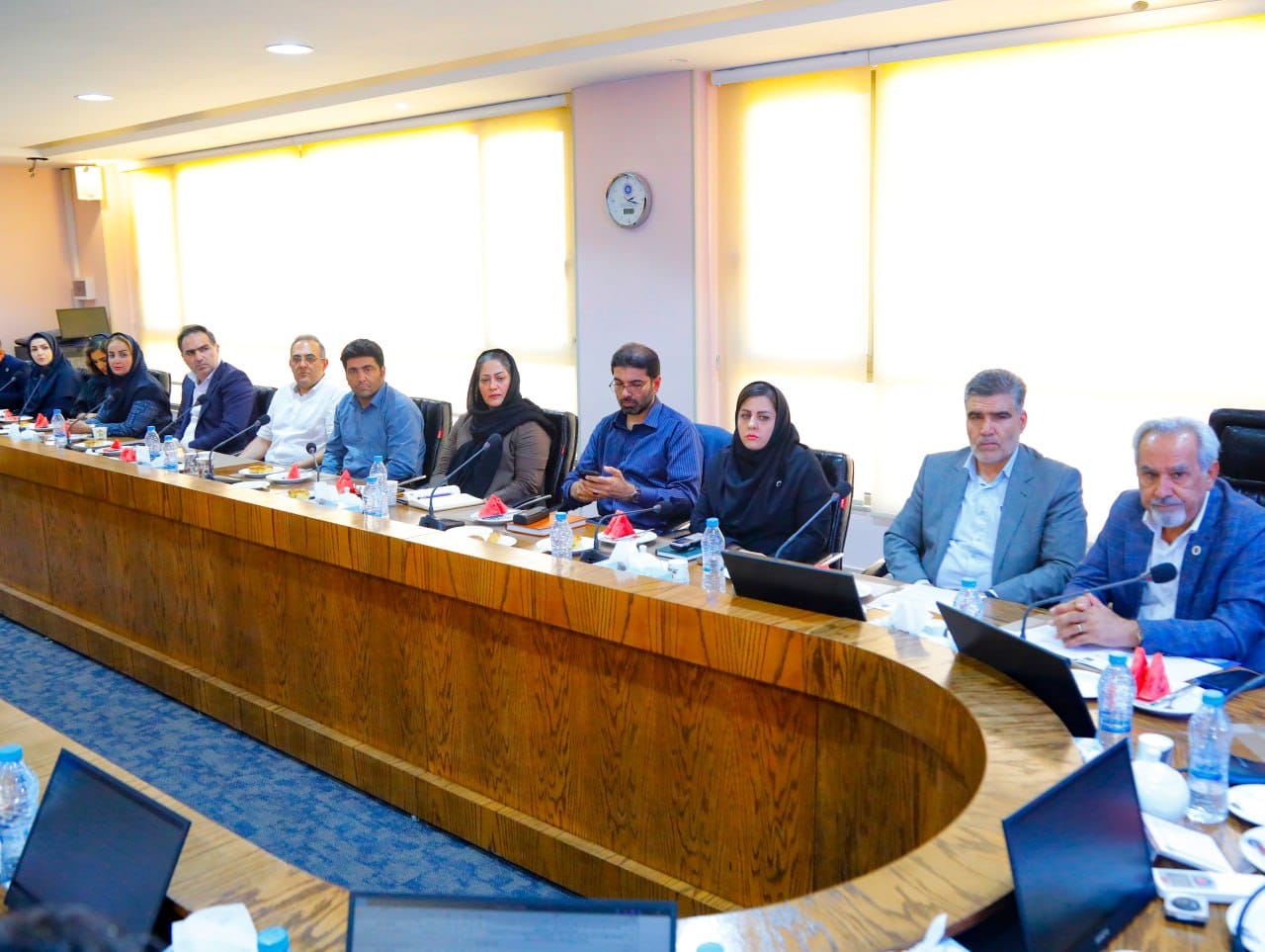 مهندس عبدیان، رئیس اتاق بازرگانی، با تأکید بر ضرورت آمادگی کشور برای شرایط اضطراری و جنگی، خواستار تفویض اختیارات گسترده به دستگاه‌ها و سازمان‌های اجرایی در داخل استان‌ شد تا با حذف جلسات طولانی و بروکراسی‌های اداری، امکان تصمیم‌گیری و اقدام سریع فراهم گردد. عکس کمکی شماره6