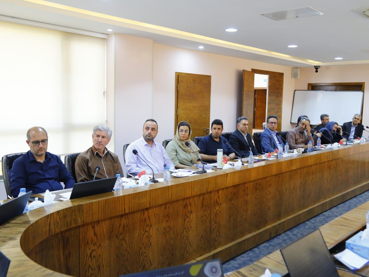 مهندس عبدیان، رئیس اتاق بازرگانی، با تأکید بر ضرورت آمادگی کشور برای شرایط اضطراری و جنگی، خواستار تفویض اختیارات گسترده به دستگاه‌ها و سازمان‌های اجرایی در داخل استان‌ شد تا با حذف جلسات طولانی و بروکراسی‌های اداری، امکان تصمیم‌گیری و اقدام سریع فراهم گردد. عکس کمکی شماره7