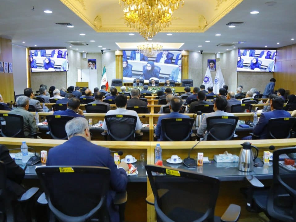 شنبه سی ویکم مرداد ماه، نشست یکصدو بیست وچهارم شورای گفت وگوی دولت وبخش خصوصی استان قزوین به ریاست دکترنوذری استاندار قزوین وباحضور آقایان مهندس عبدیان رئیس اتاق بازرگانی قزوین و دبیر شورای گفت وگو، رحمانی رئیس سازمان مدیریت وبرنامه ریزی استان، اعضای هیات رئیسه، هیات نمایندگان ودبیر اجرایی اتاق،مدیران ارشد اقتصادی استان، نمایندگان بخش خصوصی درشورای گفت وگو و جمعی از اهالی رسانه های استان درسالن وکیل التجار پارلمان بخش خصوصی استان تشکیل شد.عکس کمکی شماره4