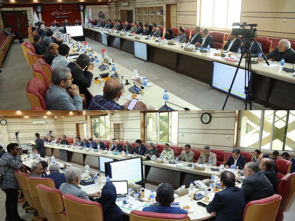 هشتاد ونهمین شورای گفت وگوی دولت و بخش خصوصی استان قزوین به ریاست دکتر اعلایی استاندار قزوین و  باحضور آقایان عبدیان رئیس اتاق بازرگانی قزوین، دکتررحمانی معاون امور اقتصادی استاندار ی ،دکترافضلی رئیس سازمان صمت استان، آهنگریان نائب رئیس و پازوکی خزانه دار  اتاق  ،مدیران کل اقتصادی استانداری،شرکت شهرکهای صنعتی ،اداره کل دارایی و نهادهای اقتصادی استان ،طاهرخانی ،بابایی ،منصف و ،اله وردی ها از اعضای هیات نمایندگان اتاق، احمدی معاون اجرایی و مشاور رییس وخانم برومند دبیر اجرایی اتاق ،نمایندگان بخش خصوصی  و همچنین  مهندس کشاورز قاسمی رئیس اتاق بازرگانی قزوین دردوره های سوم و چهارم در سالن اجتماعات حوزه استاندار قزوین برگزار شد.عکس کمکی شماره1