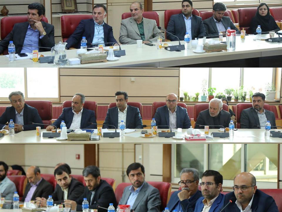 هشتاد ونهمین شورای گفت وگوی دولت و بخش خصوصی استان قزوین به ریاست دکتر اعلایی استاندار قزوین و  باحضور آقایان عبدیان رئیس اتاق بازرگانی قزوین، دکتررحمانی معاون امور اقتصادی استاندار ی ،دکترافضلی رئیس سازمان صمت استان، آهنگریان نائب رئیس و پازوکی خزانه دار  اتاق  ،مدیران کل اقتصادی استانداری،شرکت شهرکهای صنعتی ،اداره کل دارایی و نهادهای اقتصادی استان ،طاهرخانی ،بابایی ،منصف و ،اله وردی ها از اعضای هیات نمایندگان اتاق، احمدی معاون اجرایی و مشاور رییس وخانم برومند دبیر اجرایی اتاق ،نمایندگان بخش خصوصی  و همچنین  مهندس کشاورز قاسمی رئیس اتاق بازرگانی قزوین دردوره های سوم و چهارم در سالن اجتماعات حوزه استاندار قزوین برگزار شد.عکس کمکی شماره3