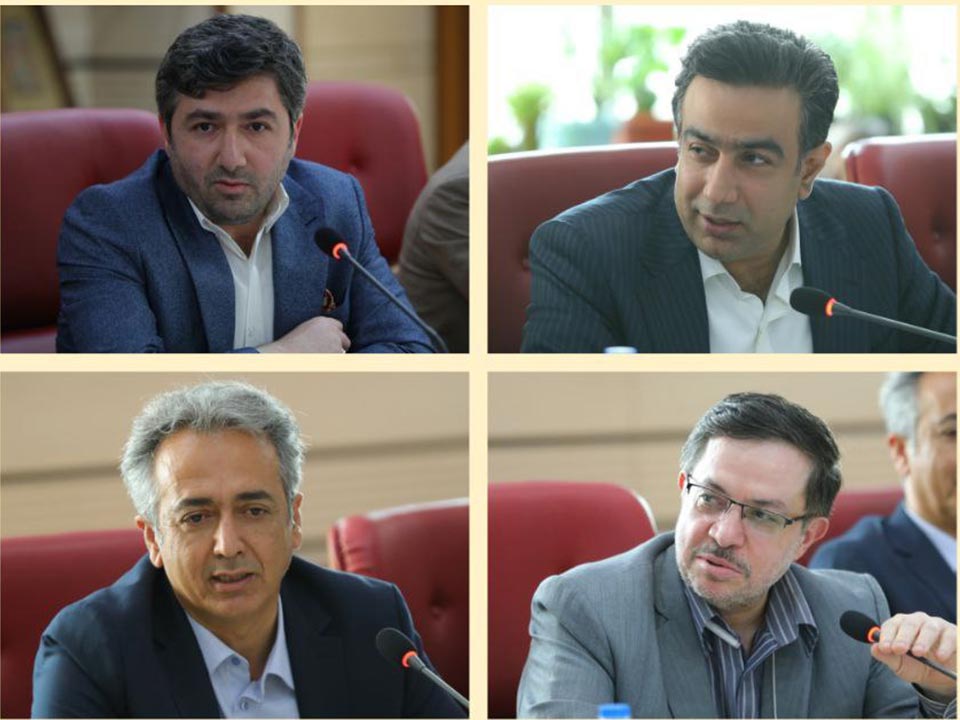 هشتاد ونهمین شورای گفت وگوی دولت و بخش خصوصی استان قزوین به ریاست دکتر اعلایی استاندار قزوین و  باحضور آقایان عبدیان رئیس اتاق بازرگانی قزوین، دکتررحمانی معاون امور اقتصادی استاندار ی ،دکترافضلی رئیس سازمان صمت استان، آهنگریان نائب رئیس و پازوکی خزانه دار  اتاق  ،مدیران کل اقتصادی استانداری،شرکت شهرکهای صنعتی ،اداره کل دارایی و نهادهای اقتصادی استان ،طاهرخانی ،بابایی ،منصف و ،اله وردی ها از اعضای هیات نمایندگان اتاق، احمدی معاون اجرایی و مشاور رییس وخانم برومند دبیر اجرایی اتاق ،نمایندگان بخش خصوصی  و همچنین  مهندس کشاورز قاسمی رئیس اتاق بازرگانی قزوین دردوره های سوم و چهارم در سالن اجتماعات حوزه استاندار قزوین برگزار شد.عکس کمکی شماره5