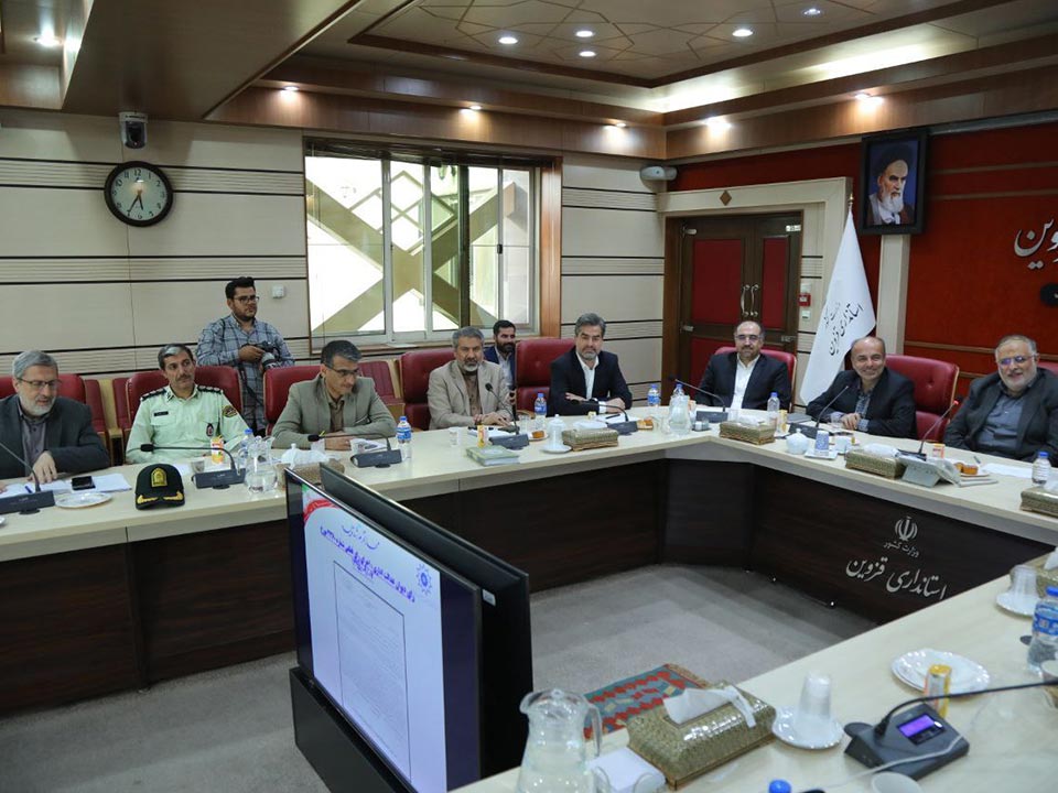 هشتاد ونهمین شورای گفت وگوی دولت و بخش خصوصی استان قزوین به ریاست دکتر اعلایی استاندار قزوین و  باحضور آقایان عبدیان رئیس اتاق بازرگانی قزوین، دکتررحمانی معاون امور اقتصادی استاندار ی ،دکترافضلی رئیس سازمان صمت استان، آهنگریان نائب رئیس و پازوکی خزانه دار  اتاق  ،مدیران کل اقتصادی استانداری،شرکت شهرکهای صنعتی ،اداره کل دارایی و نهادهای اقتصادی استان ،طاهرخانی ،بابایی ،منصف و ،اله وردی ها از اعضای هیات نمایندگان اتاق، احمدی معاون اجرایی و مشاور رییس وخانم برومند دبیر اجرایی اتاق ،نمایندگان بخش خصوصی  و همچنین  مهندس کشاورز قاسمی رئیس اتاق بازرگانی قزوین دردوره های سوم و چهارم در سالن اجتماعات حوزه استاندار قزوین برگزار شد.عکس کمکی شماره6