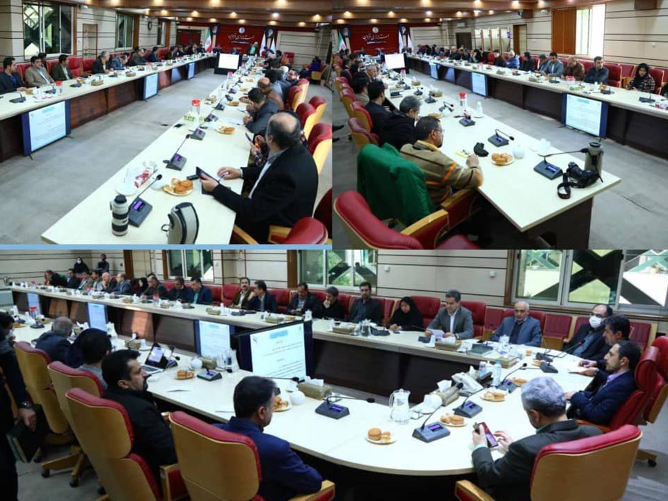 این نشست باحضورآقایان پیله فروش ها  معاون اقتصادی استاندار،مهندس بخشنده رییس اتاق بازرگانی قزوين، دکترسیاهکلی نماینده مردم قزوین در مجلس شورای اسلامي، رجحانی معاون عمرانی استانداری،مدیران ارشد اقتصادی و نمایندگان بخش خصوصی در این شورا در سالن اجتماعات حوزه استانداری قزوین برگزار شد.عکس کمکی شماره1