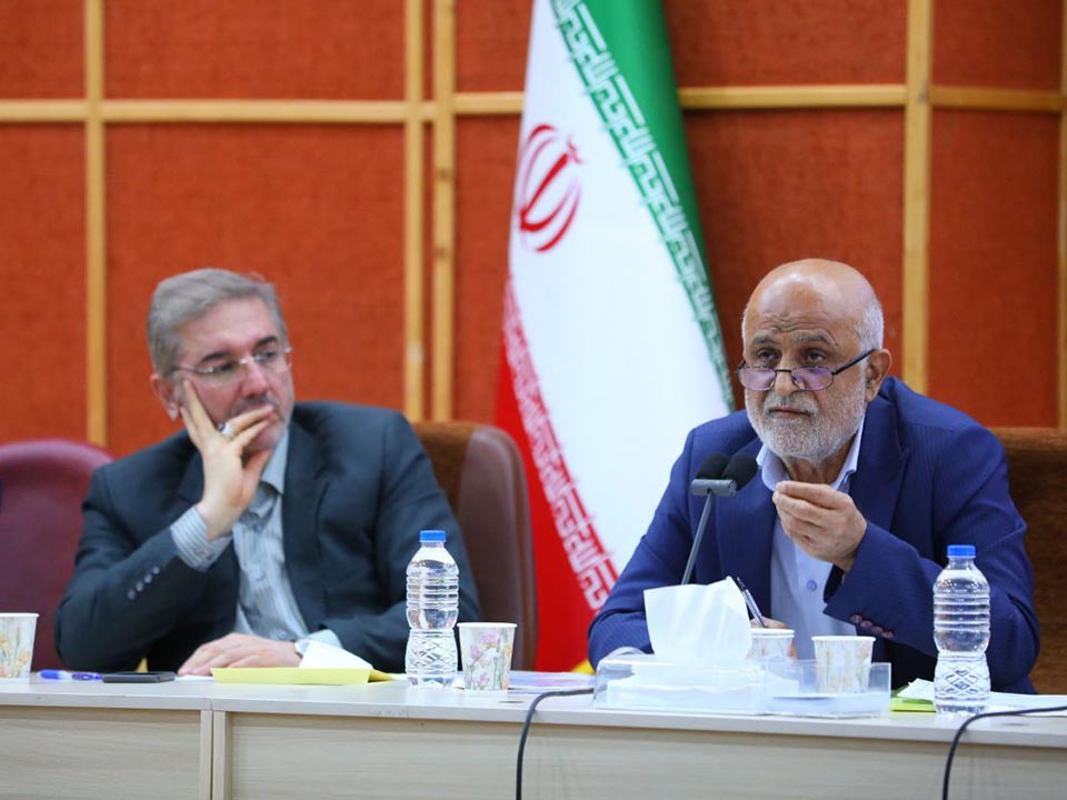 این نشست با حضور آقایان دکتر خاندوزی وزیر اقتصاد و دارایی،دکتر منظور رئیس سازمان امور مالیاتی ایران،فکری رئیس کل سازمان سرمایه گذاری و کمکهای فنی و اقتصادی ایران،دکتر اعلایی استاندار قزوین ،مهندس بخشنده رئیس اتاق بازرگانی قزوین، رحمانی و محمد بیگی از نمایندگان مردم استان در مجلس شورای اسلامی، پیله فروش معاون امور اقتصادی استانداری و مدیران ارشد اقتصادی و نمایندگان بخش خصوصی در شورا برپا شده است.عکس کمکی شماره5