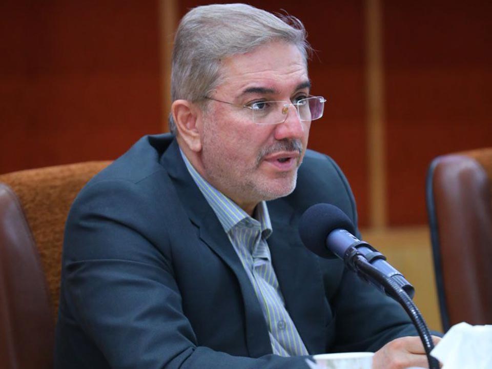 این نشست با حضور آقایان دکتر خاندوزی وزیر اقتصاد و دارایی،دکتر منظور رئیس سازمان امور مالیاتی ایران،فکری رئیس کل سازمان سرمایه گذاری و کمکهای فنی و اقتصادی ایران،دکتر اعلایی استاندار قزوین ،مهندس بخشنده رئیس اتاق بازرگانی قزوین، رحمانی و محمد بیگی از نمایندگان مردم استان در مجلس شورای اسلامی، پیله فروش معاون امور اقتصادی استانداری و مدیران ارشد اقتصادی و نمایندگان بخش خصوصی در شورا برپا شده است.عکس کمکی شماره6