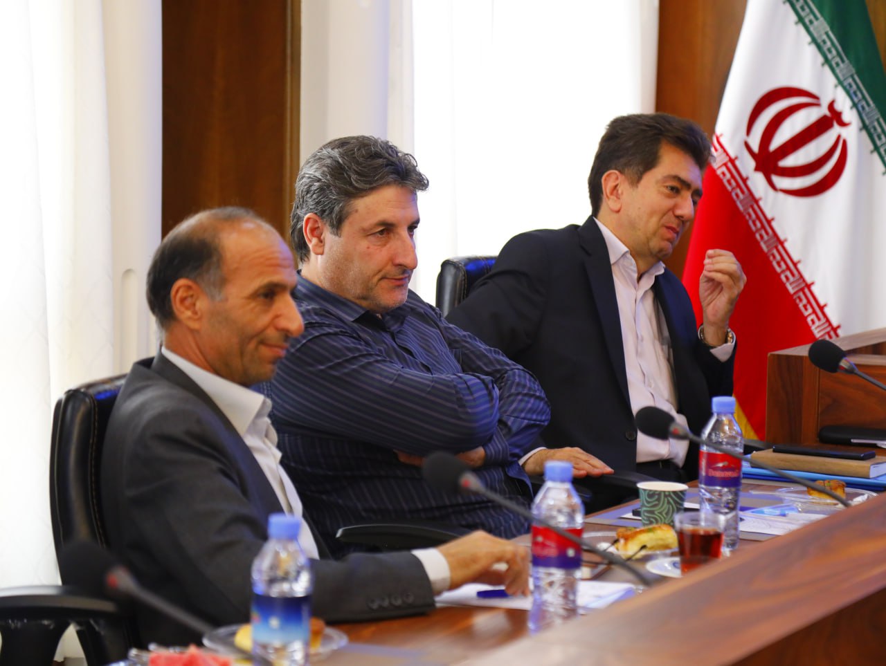 ظهر شنبه به تاریخ 15 شهریور1404 ،جلسه کارشناسی شورای گفت‌وگوی دولت و بخش خصوصی استان قزوین با "موضوع بررسی علل اتلاف زمان در فرآیند صادرات سوخت تقطیری و ارائه راهکارهای اجرایی برای بهینه‌سازی زمان‌بندی و تعیین اقدامات اصلاحی" در سالن اعتمادالتجار پارلمان بخش خصوصی استان برگزار شد.عکس کمکی شماره2