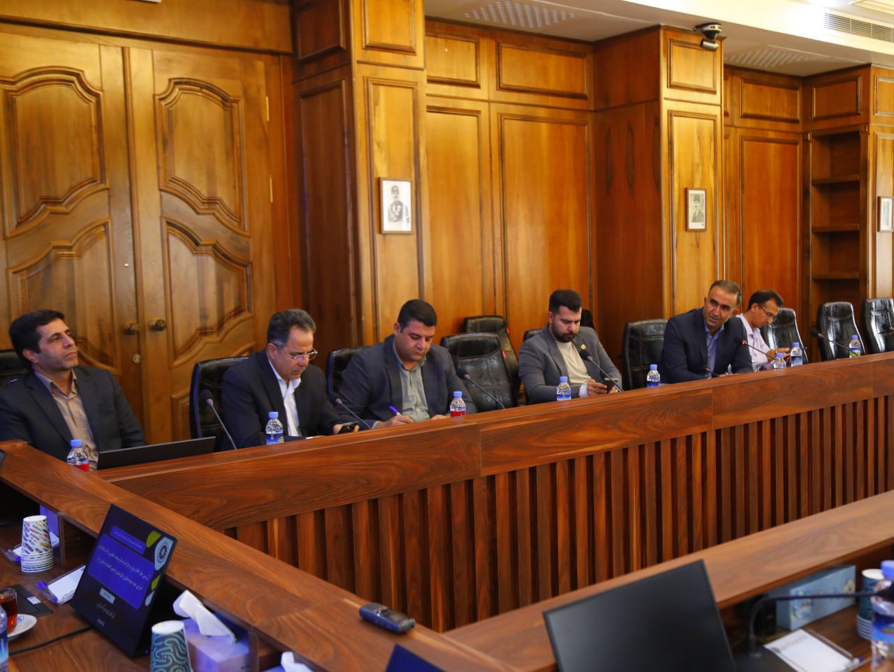 ظهر شنبه به تاریخ 15 شهریور1404 ،جلسه کارشناسی شورای گفت‌وگوی دولت و بخش خصوصی استان قزوین با "موضوع بررسی علل اتلاف زمان در فرآیند صادرات سوخت تقطیری و ارائه راهکارهای اجرایی برای بهینه‌سازی زمان‌بندی و تعیین اقدامات اصلاحی" در سالن اعتمادالتجار پارلمان بخش خصوصی استان برگزار شد.عکس کمکی شماره3