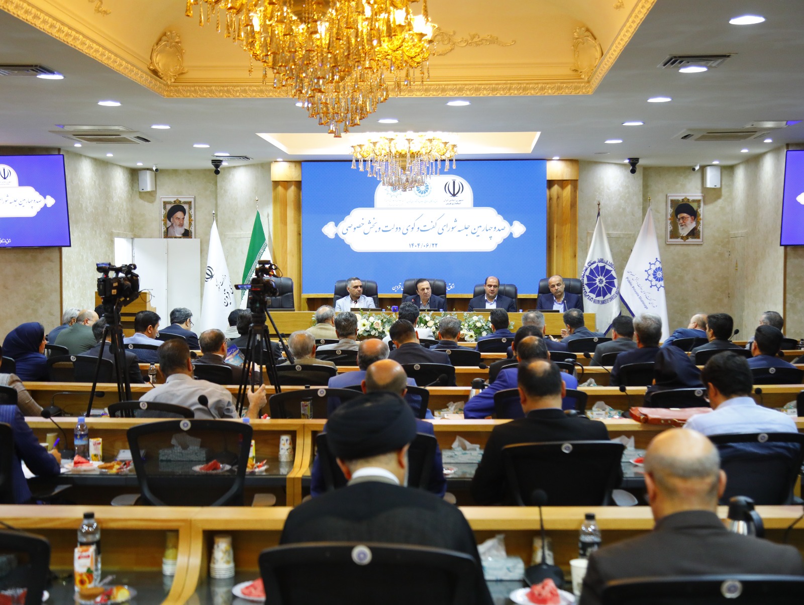 صبح روزشنبه به تاریخ 1404/06/22، نشست صد و چهارم شورای گفت وگوی دولت وبخش خصوصی استان به ریاست دکتر نوذری استاندار قزوین درسالن وکیل التجار اتاق بازرگانی قزوین برگزارشد.عکس کمکی شماره2