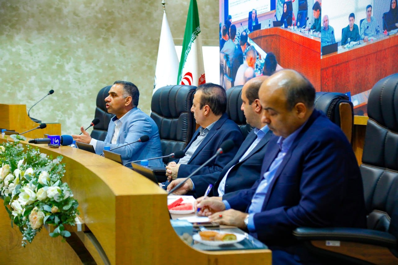 صبح روزشنبه به تاریخ 1404/06/22، نشست صد و چهارم شورای گفت وگوی دولت وبخش خصوصی استان به ریاست دکتر نوذری استاندار قزوین درسالن وکیل التجار اتاق بازرگانی قزوین برگزارشد.عکس کمکی شماره6