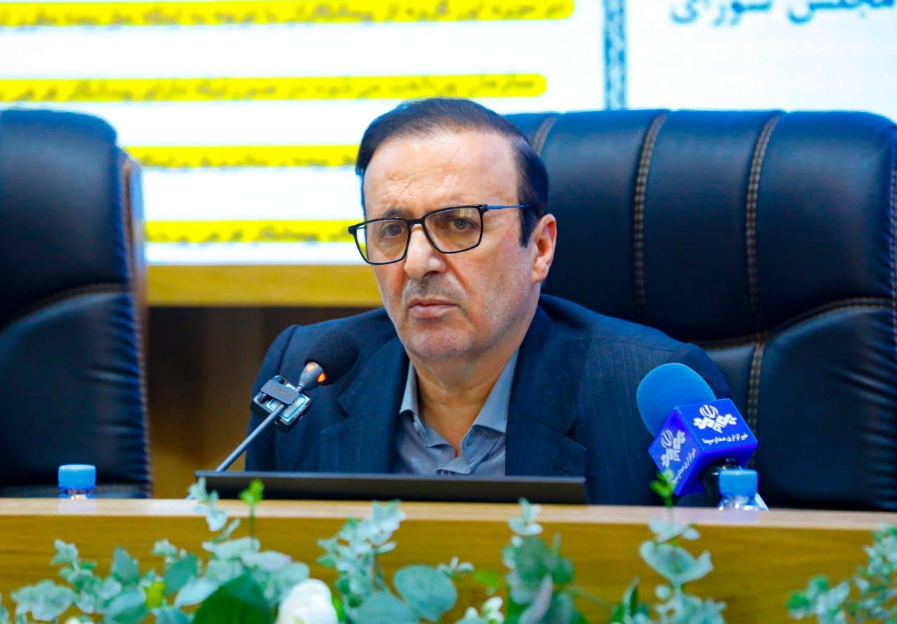 سه موضوع معافیت عوارض واحدهای گردشگری استان قزوین،تصمیم گیری رفع مشکلات تعاونی مسکن فرش اکباتان در خصوص قطعات فاقد معبرو همچنین چگونگی رفع تعارضات در نحوه محاسبه حق بیمه پرسنل پیمانکاران در دفاتر و کارگاه های ساختمانی و اخذ مفاصا حساب موردبررسی قرارگرفت.عکس کمکی شماره1