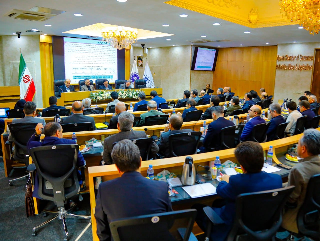 سه موضوع معافیت عوارض واحدهای گردشگری استان قزوین،تصمیم گیری رفع مشکلات تعاونی مسکن فرش اکباتان در خصوص قطعات فاقد معبرو همچنین چگونگی رفع تعارضات در نحوه محاسبه حق بیمه پرسنل پیمانکاران در دفاتر و کارگاه های ساختمانی و اخذ مفاصا حساب موردبررسی قرارگرفت.عکس کمکی شماره2