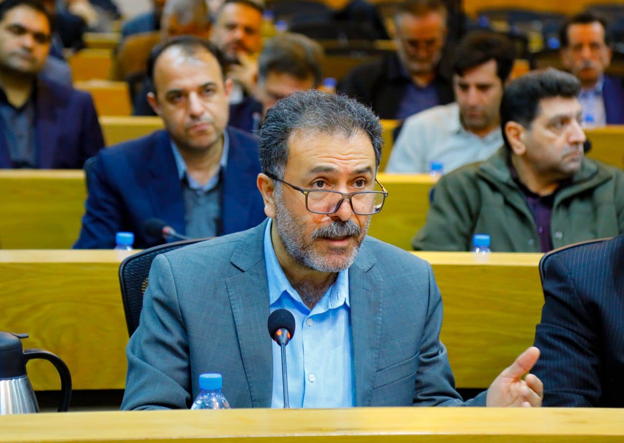 سه موضوع معافیت عوارض واحدهای گردشگری استان قزوین،تصمیم گیری رفع مشکلات تعاونی مسکن فرش اکباتان در خصوص قطعات فاقد معبرو همچنین چگونگی رفع تعارضات در نحوه محاسبه حق بیمه پرسنل پیمانکاران در دفاتر و کارگاه های ساختمانی و اخذ مفاصا حساب موردبررسی قرارگرفت.عکس کمکی شماره8