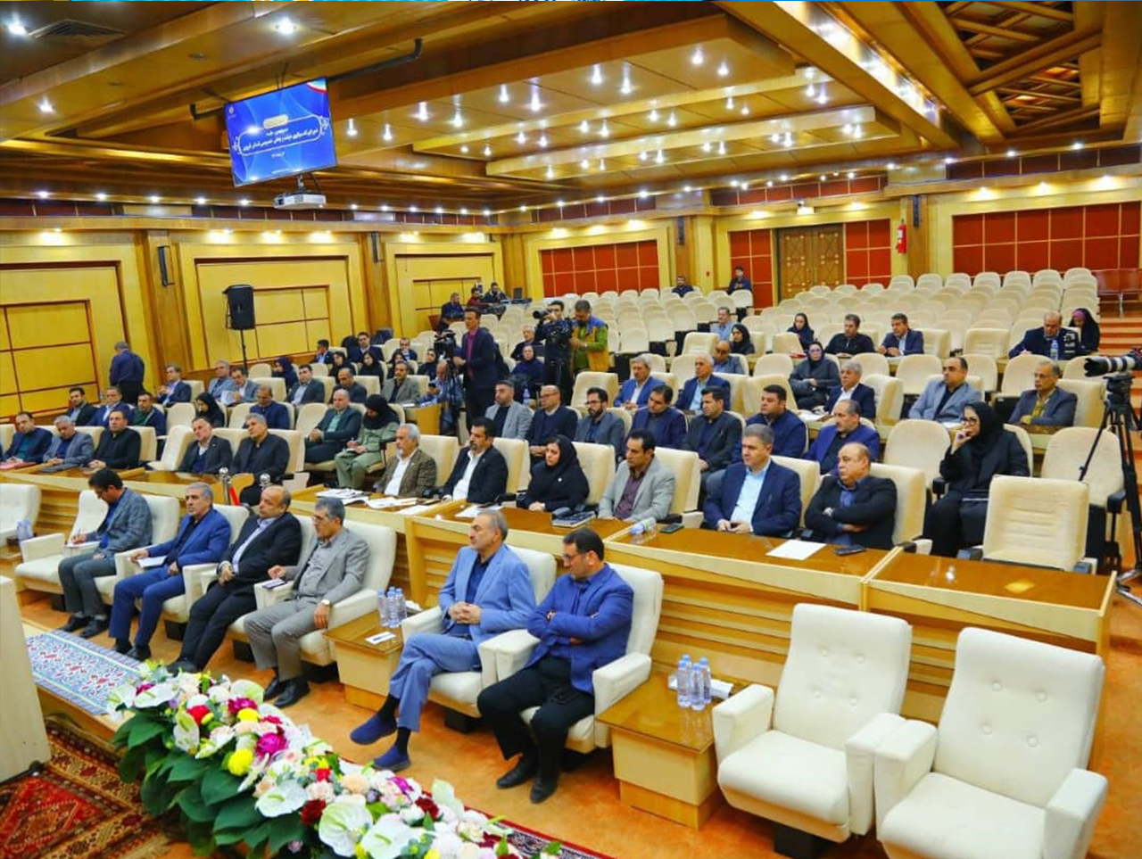 دو روز پس از سفردکترپزشکیان ریاست جمهور به استان قزوین واختصاص بودجه ای معادل ۱۴۵همت( هزارمیلیارد تومان)به پروژه های کلان اقتصادی فرهنگی واجتماعی ، شورای گفت وگوی دولت وبخش خصوصی استان تشکیل جلسه دادعکس کمکی شماره1