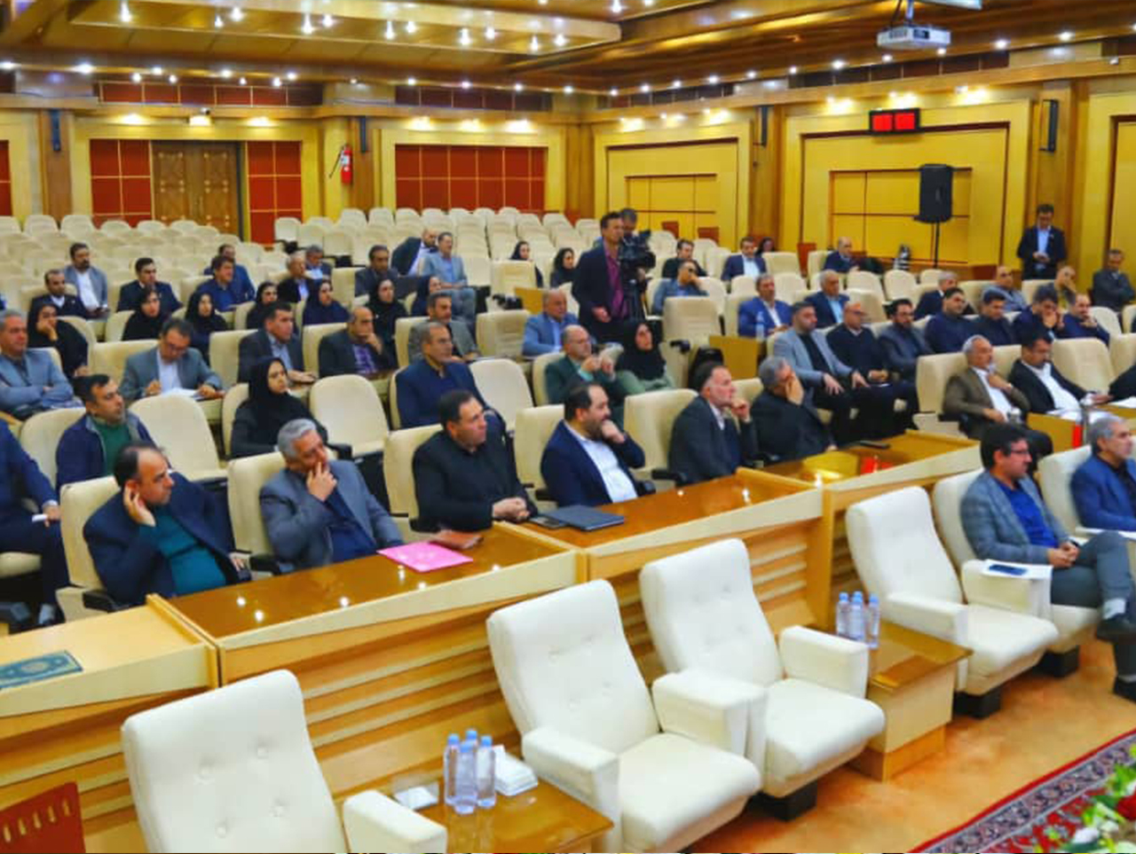 دو روز پس از سفردکترپزشکیان ریاست جمهور به استان قزوین واختصاص بودجه ای معادل ۱۴۵همت( هزارمیلیارد تومان)به پروژه های کلان اقتصادی فرهنگی واجتماعی ، شورای گفت وگوی دولت وبخش خصوصی استان تشکیل جلسه دادعکس کمکی شماره2