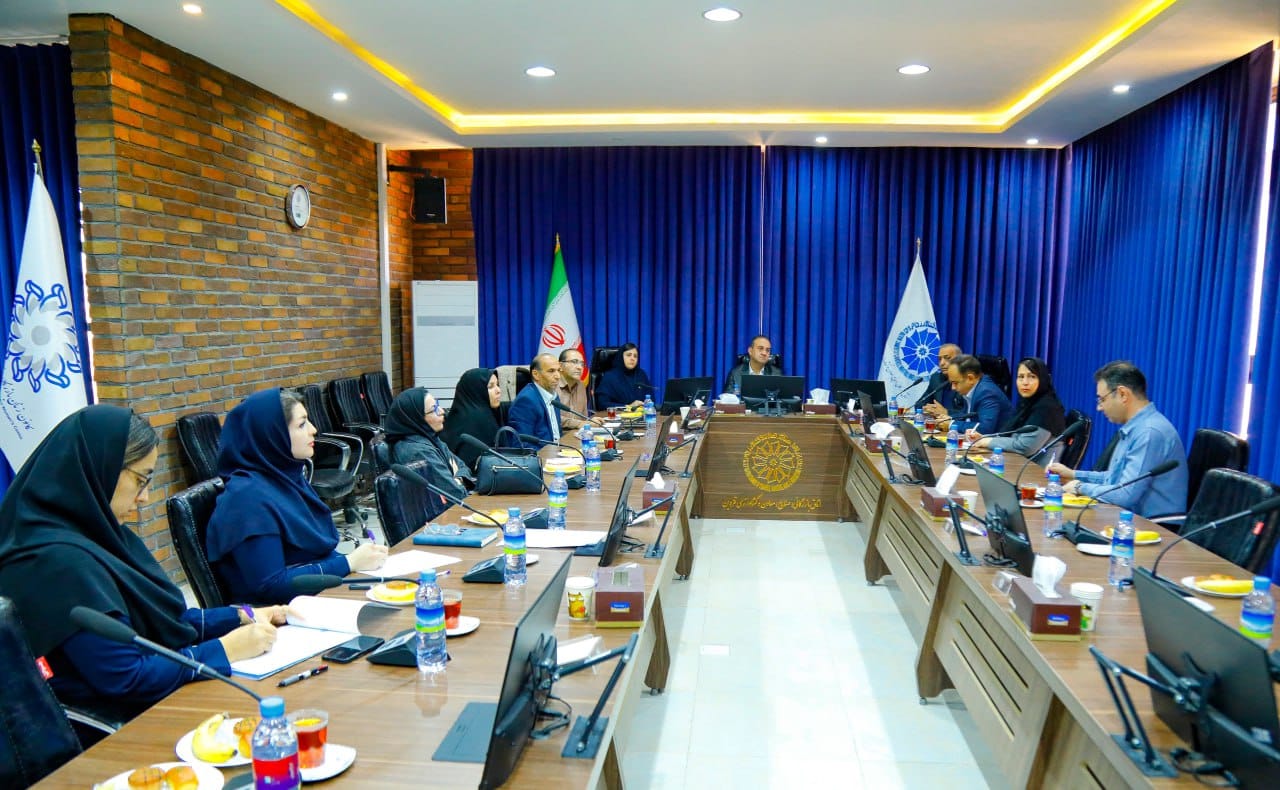 ریاست جلسه را آقای نیما بصیری، عضو محترم هیأت رئیسه و رئیس محترم کمیسیون اقتصادی و حقوقی اتاق بازرگانی قزوین برعهده داشتند. ایشان ضمن اشاره به مسائل و چالش‌های حوزه گردشگری استان، بیان داشتند  ...عکس کمکی شماره1