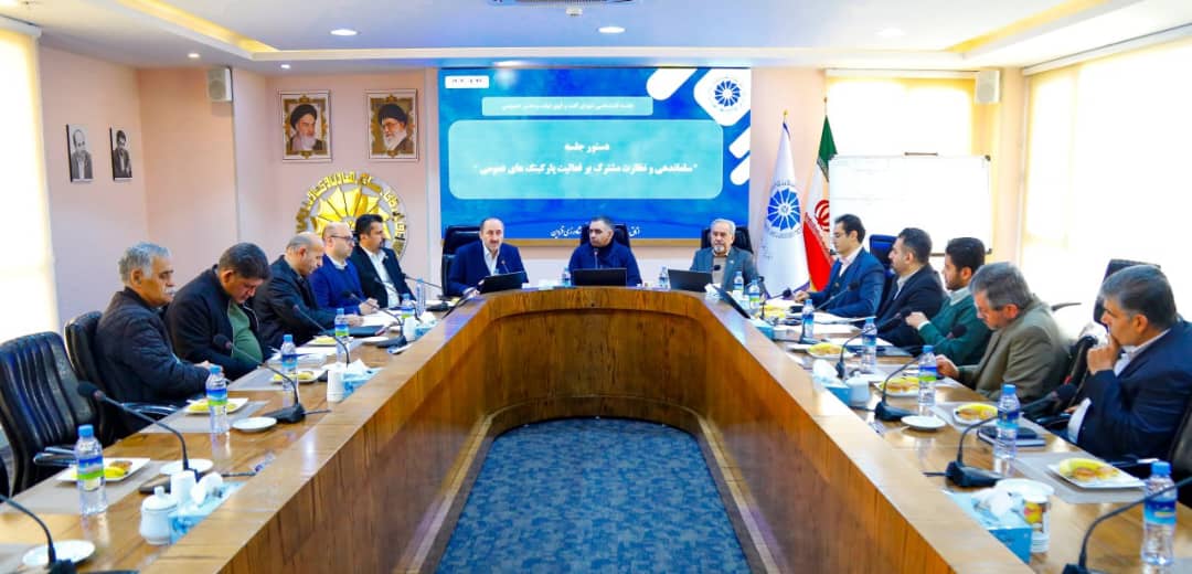 دراین جلسه مهندس عبدیان ریاست محترم اتاق بازرگانی قزوین  در خصوص تعیین تکلیف پارکینگ‌های فاقد مجوز اظهار داشت:  مشکل تولی گری پارکینگ ها مدت زیادی است که  مورد بحث  قراردارد و با توجه به نزدیکی به ایام عید نوروز و نیاز شهری و احتمال بروز مشکلات ترافیکی و نارضایتی شهروندان و گردشگران، به  نظر می رسد یکی ازضروریات ، ساماندهی وضعیت  پارکینگ هادرشرایط موجوداست.عکس کمکی شماره3