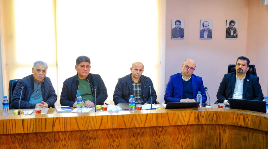 دراین جلسه مهندس عبدیان ریاست محترم اتاق بازرگانی قزوین  در خصوص تعیین تکلیف پارکینگ‌های فاقد مجوز اظهار داشت:  مشکل تولی گری پارکینگ ها مدت زیادی است که  مورد بحث  قراردارد و با توجه به نزدیکی به ایام عید نوروز و نیاز شهری و احتمال بروز مشکلات ترافیکی و نارضایتی شهروندان و گردشگران، به  نظر می رسد یکی ازضروریات ، ساماندهی وضعیت  پارکینگ هادرشرایط موجوداست.عکس کمکی شماره5