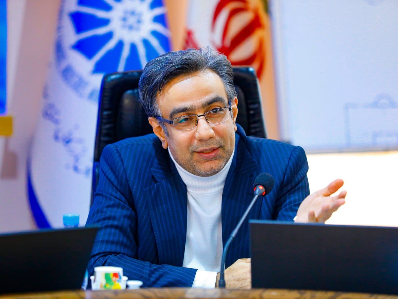 رئیس کمیسیون  گمرک اتاق ایران همچنین پیشنهاد اختصاص سهمیه‌ای معادل یکصد هزار دلار برای کارت‌های بازرگانی صادره از سال ۱۴۰۲ که در سال صدور فاقد سابقه واردات بوده‌اند را اقدامی مؤثر در جهت کاهش تقاضای کاذب برای کارت‌های بازرگانی ارزیابی کرد و افزود: این اقدام، ضمن حفظ حقوق مکتسبه فعالان اقتصادی که به دلایل مختلف در سال مربوطه امکان انجام واردات نداشته‌اند، می‌تواند از ایجاد تقاضاهای غیرواقعی در این حوزه جلوگیری کرده و به شفافیت و انضباط بیشتر در نظام تجاری کشور منجر شود.عکس کمکی شماره1
