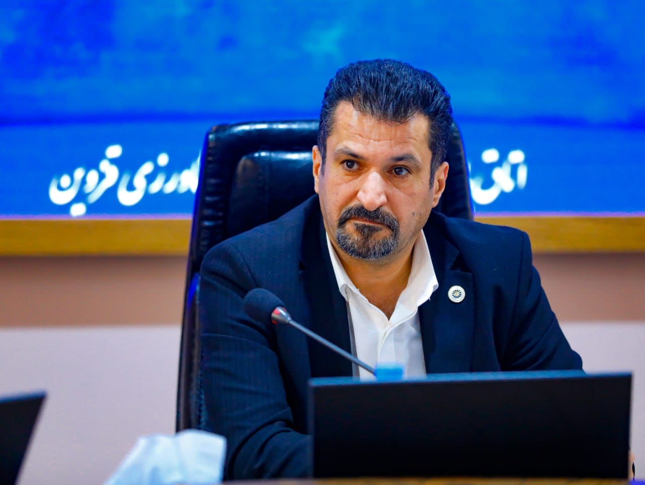 رئیس کمیسیون  گمرک اتاق ایران همچنین پیشنهاد اختصاص سهمیه‌ای معادل یکصد هزار دلار برای کارت‌های بازرگانی صادره از سال ۱۴۰۲ که در سال صدور فاقد سابقه واردات بوده‌اند را اقدامی مؤثر در جهت کاهش تقاضای کاذب برای کارت‌های بازرگانی ارزیابی کرد و افزود: این اقدام، ضمن حفظ حقوق مکتسبه فعالان اقتصادی که به دلایل مختلف در سال مربوطه امکان انجام واردات نداشته‌اند، می‌تواند از ایجاد تقاضاهای غیرواقعی در این حوزه جلوگیری کرده و به شفافیت و انضباط بیشتر در نظام تجاری کشور منجر شود.عکس کمکی شماره2