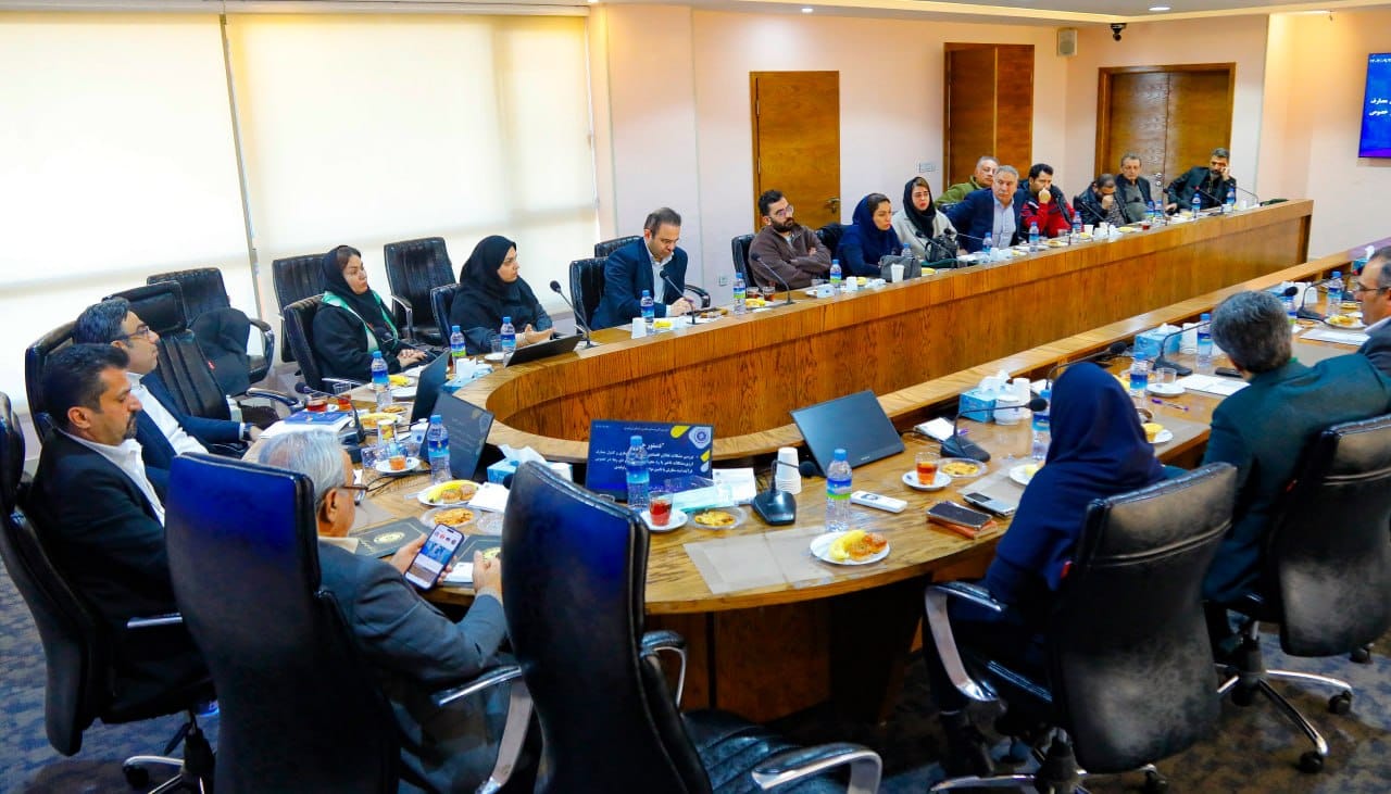 رئیس کمیسیون  گمرک اتاق ایران همچنین پیشنهاد اختصاص سهمیه‌ای معادل یکصد هزار دلار برای کارت‌های بازرگانی صادره از سال ۱۴۰۲ که در سال صدور فاقد سابقه واردات بوده‌اند را اقدامی مؤثر در جهت کاهش تقاضای کاذب برای کارت‌های بازرگانی ارزیابی کرد و افزود: این اقدام، ضمن حفظ حقوق مکتسبه فعالان اقتصادی که به دلایل مختلف در سال مربوطه امکان انجام واردات نداشته‌اند، می‌تواند از ایجاد تقاضاهای غیرواقعی در این حوزه جلوگیری کرده و به شفافیت و انضباط بیشتر در نظام تجاری کشور منجر شود.عکس کمکی شماره3