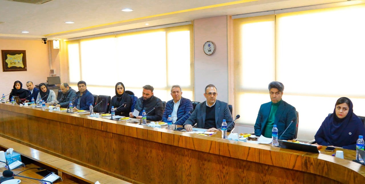 رئیس کمیسیون  گمرک اتاق ایران همچنین پیشنهاد اختصاص سهمیه‌ای معادل یکصد هزار دلار برای کارت‌های بازرگانی صادره از سال ۱۴۰۲ که در سال صدور فاقد سابقه واردات بوده‌اند را اقدامی مؤثر در جهت کاهش تقاضای کاذب برای کارت‌های بازرگانی ارزیابی کرد و افزود: این اقدام، ضمن حفظ حقوق مکتسبه فعالان اقتصادی که به دلایل مختلف در سال مربوطه امکان انجام واردات نداشته‌اند، می‌تواند از ایجاد تقاضاهای غیرواقعی در این حوزه جلوگیری کرده و به شفافیت و انضباط بیشتر در نظام تجاری کشور منجر شود.عکس کمکی شماره5