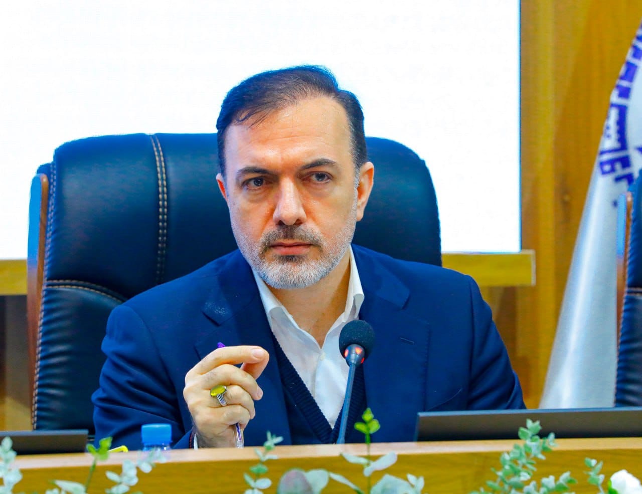 این نشست به ریاست دکترنوذری استاندار قزوین وباحضور دکترافشار فتح الهی مدیر عامل صندوق ضمانت صادرات ایران، مهندس عبدیان رئیس اتاق بازرگانی قزوین ، خانم محمدبیگی نماینده مردم قزوین درمجلس شورای اسلامی ، صفی خانی معاون اموراقتصادی استانداری ، اعضای هیات رئیسه ،هیات نمایندگان ودبیر اجرایی اتاق، مدیران ارشد اقتصادی ، نمایندگان بخش خصوصی درشورای گفت وگو و جمعی ازاهالی رسانه های استان تشکیل شد.عکس کمکی شماره2