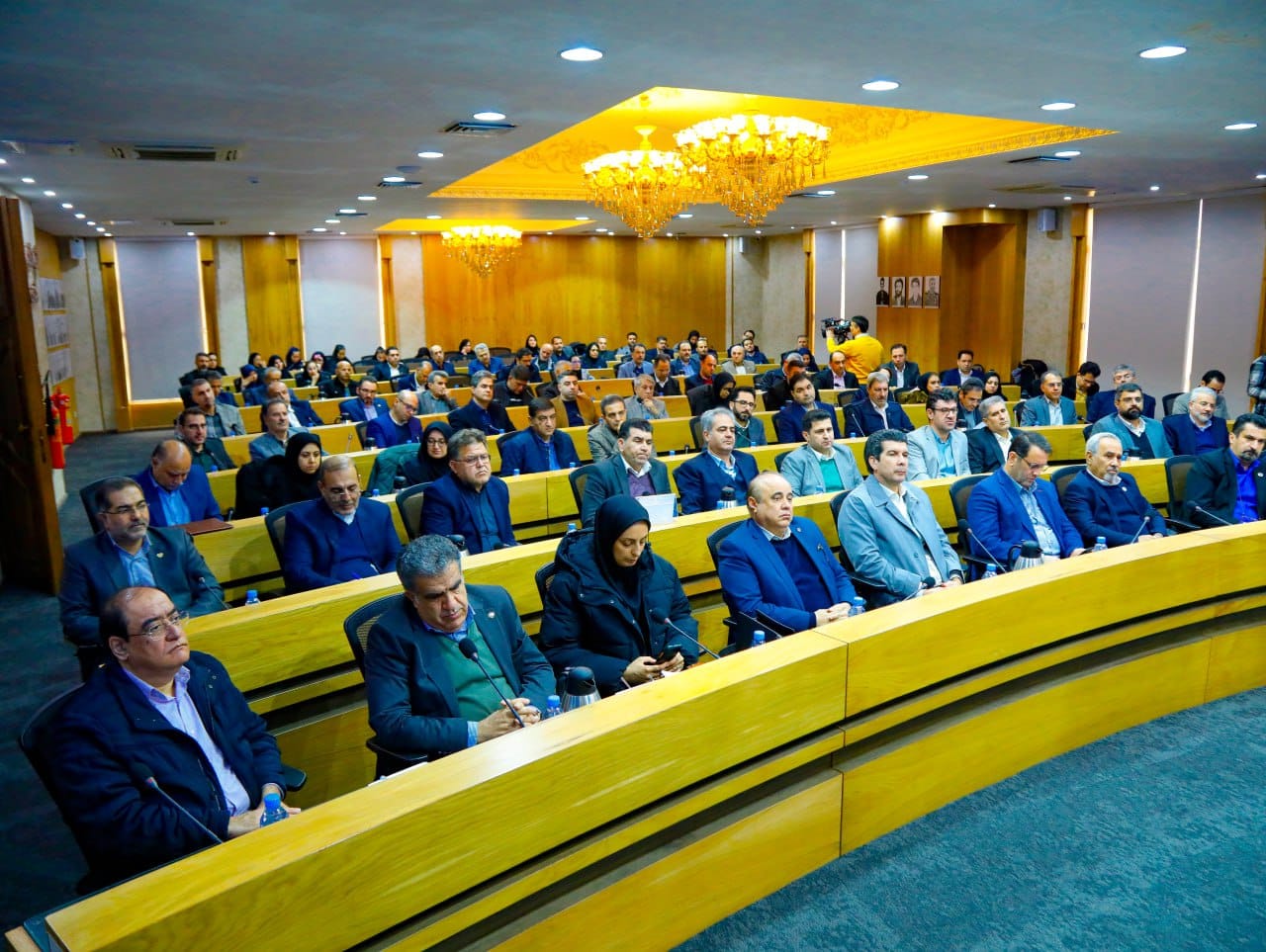 این نشست به ریاست دکترنوذری استاندار قزوین وباحضور دکترافشار فتح الهی مدیر عامل صندوق ضمانت صادرات ایران، مهندس عبدیان رئیس اتاق بازرگانی قزوین ، خانم محمدبیگی نماینده مردم قزوین درمجلس شورای اسلامی ، صفی خانی معاون اموراقتصادی استانداری ، اعضای هیات رئیسه ،هیات نمایندگان ودبیر اجرایی اتاق، مدیران ارشد اقتصادی ، نمایندگان بخش خصوصی درشورای گفت وگو و جمعی ازاهالی رسانه های استان تشکیل شد.عکس کمکی شماره3