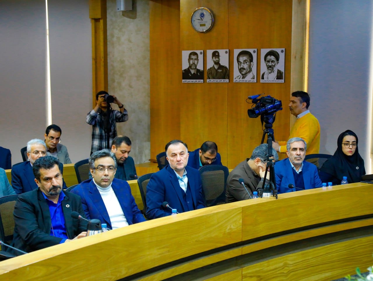 این نشست به ریاست دکترنوذری استاندار قزوین وباحضور دکترافشار فتح الهی مدیر عامل صندوق ضمانت صادرات ایران، مهندس عبدیان رئیس اتاق بازرگانی قزوین ، خانم محمدبیگی نماینده مردم قزوین درمجلس شورای اسلامی ، صفی خانی معاون اموراقتصادی استانداری ، اعضای هیات رئیسه ،هیات نمایندگان ودبیر اجرایی اتاق، مدیران ارشد اقتصادی ، نمایندگان بخش خصوصی درشورای گفت وگو و جمعی ازاهالی رسانه های استان تشکیل شد.عکس کمکی شماره5