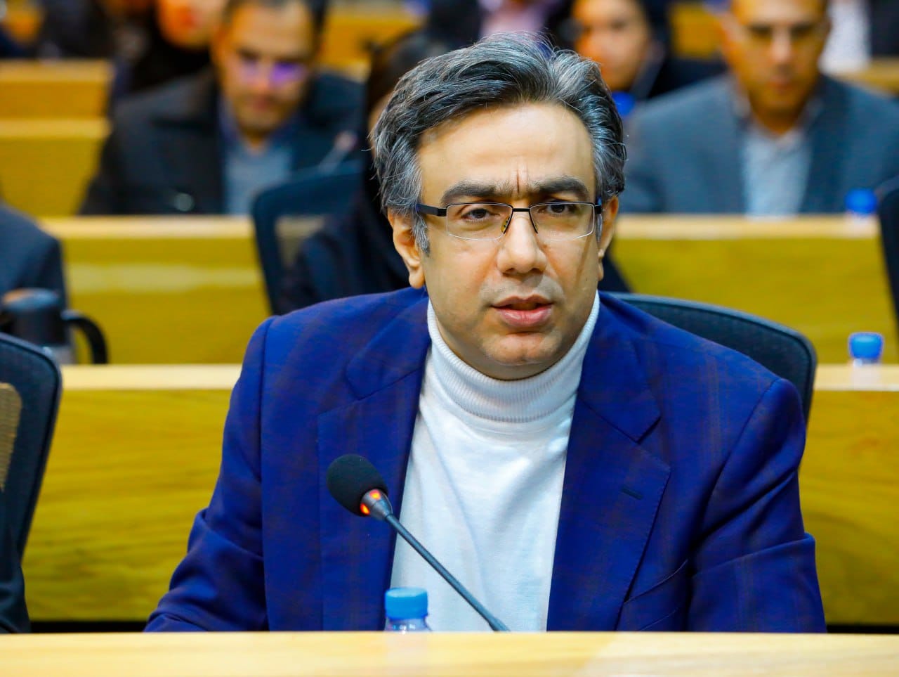 این نشست به ریاست دکترنوذری استاندار قزوین وباحضور دکترافشار فتح الهی مدیر عامل صندوق ضمانت صادرات ایران، مهندس عبدیان رئیس اتاق بازرگانی قزوین ، خانم محمدبیگی نماینده مردم قزوین درمجلس شورای اسلامی ، صفی خانی معاون اموراقتصادی استانداری ، اعضای هیات رئیسه ،هیات نمایندگان ودبیر اجرایی اتاق، مدیران ارشد اقتصادی ، نمایندگان بخش خصوصی درشورای گفت وگو و جمعی ازاهالی رسانه های استان تشکیل شد.عکس کمکی شماره6