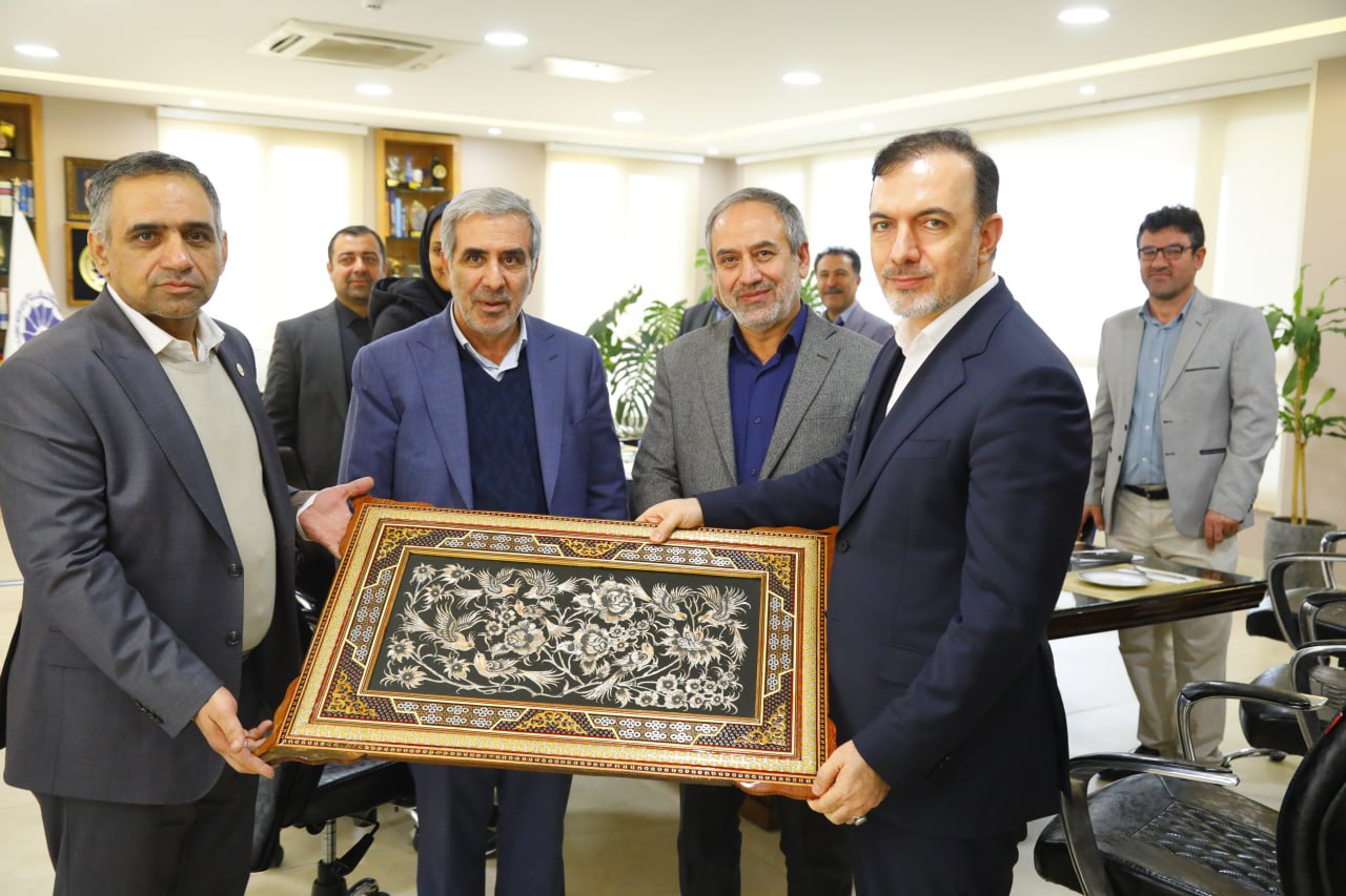 این نشست به ریاست دکترنوذری استاندار قزوین وباحضور دکترافشار فتح الهی مدیر عامل صندوق ضمانت صادرات ایران، مهندس عبدیان رئیس اتاق بازرگانی قزوین ، خانم محمدبیگی نماینده مردم قزوین درمجلس شورای اسلامی ، صفی خانی معاون اموراقتصادی استانداری ، اعضای هیات رئیسه ،هیات نمایندگان ودبیر اجرایی اتاق، مدیران ارشد اقتصادی ، نمایندگان بخش خصوصی درشورای گفت وگو و جمعی ازاهالی رسانه های استان تشکیل شد.عکس کمکی شماره8