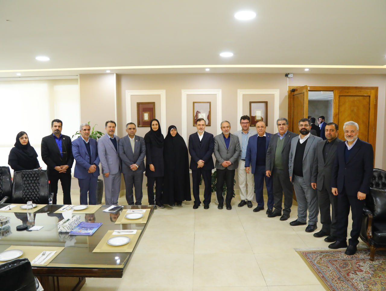 این نشست به ریاست دکترنوذری استاندار قزوین وباحضور دکترافشار فتح الهی مدیر عامل صندوق ضمانت صادرات ایران، مهندس عبدیان رئیس اتاق بازرگانی قزوین ، خانم محمدبیگی نماینده مردم قزوین درمجلس شورای اسلامی ، صفی خانی معاون اموراقتصادی استانداری ، اعضای هیات رئیسه ،هیات نمایندگان ودبیر اجرایی اتاق، مدیران ارشد اقتصادی ، نمایندگان بخش خصوصی درشورای گفت وگو و جمعی ازاهالی رسانه های استان تشکیل شد.عکس کمکی شماره9