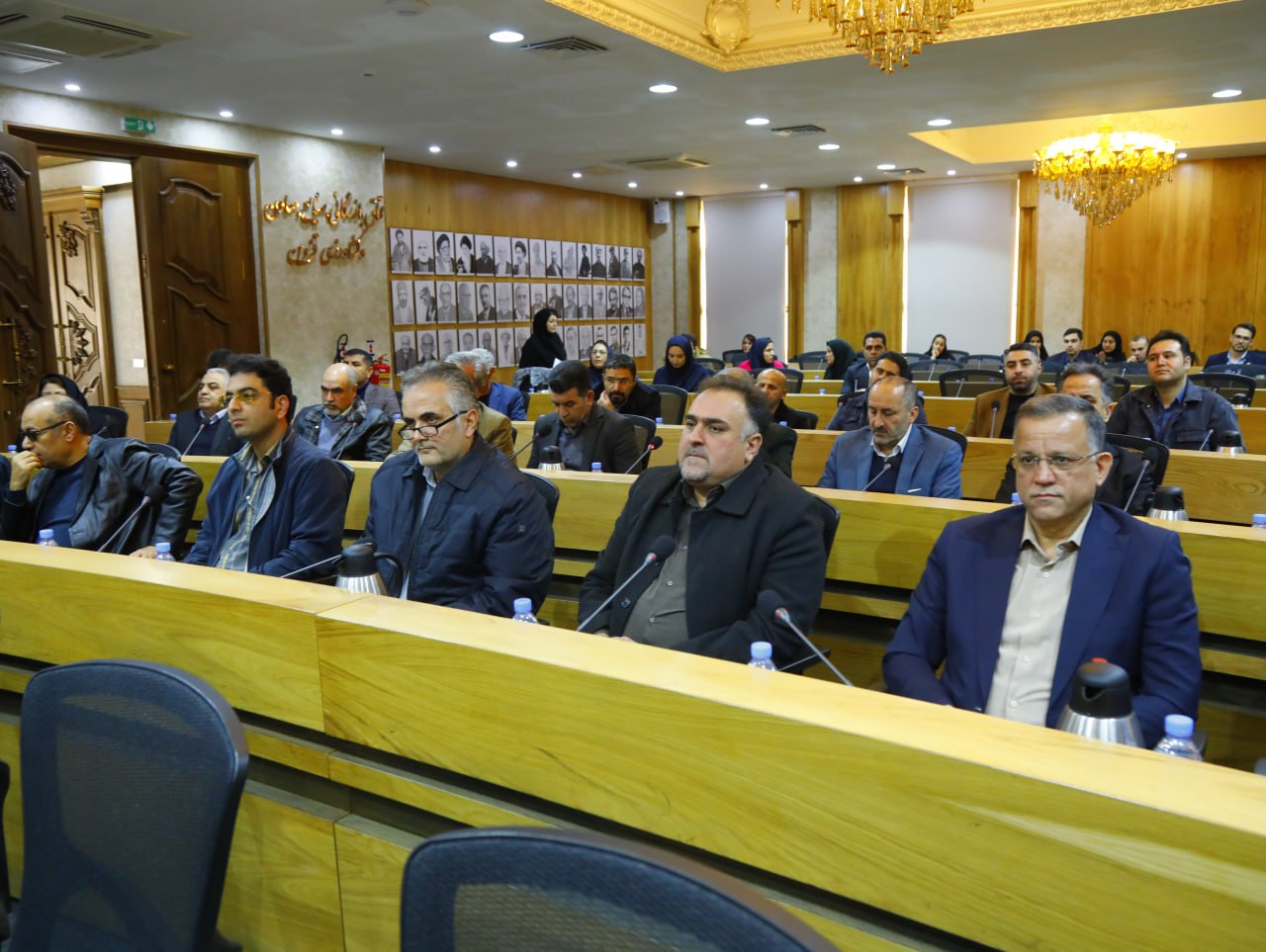 تصویب دومصوبه ساماندهی و نظارت بر فعالیت پارکینگ های عمومی و اجرایی شدن بیمه تضمین کیفیت ساختمانعکس کمکی شماره4