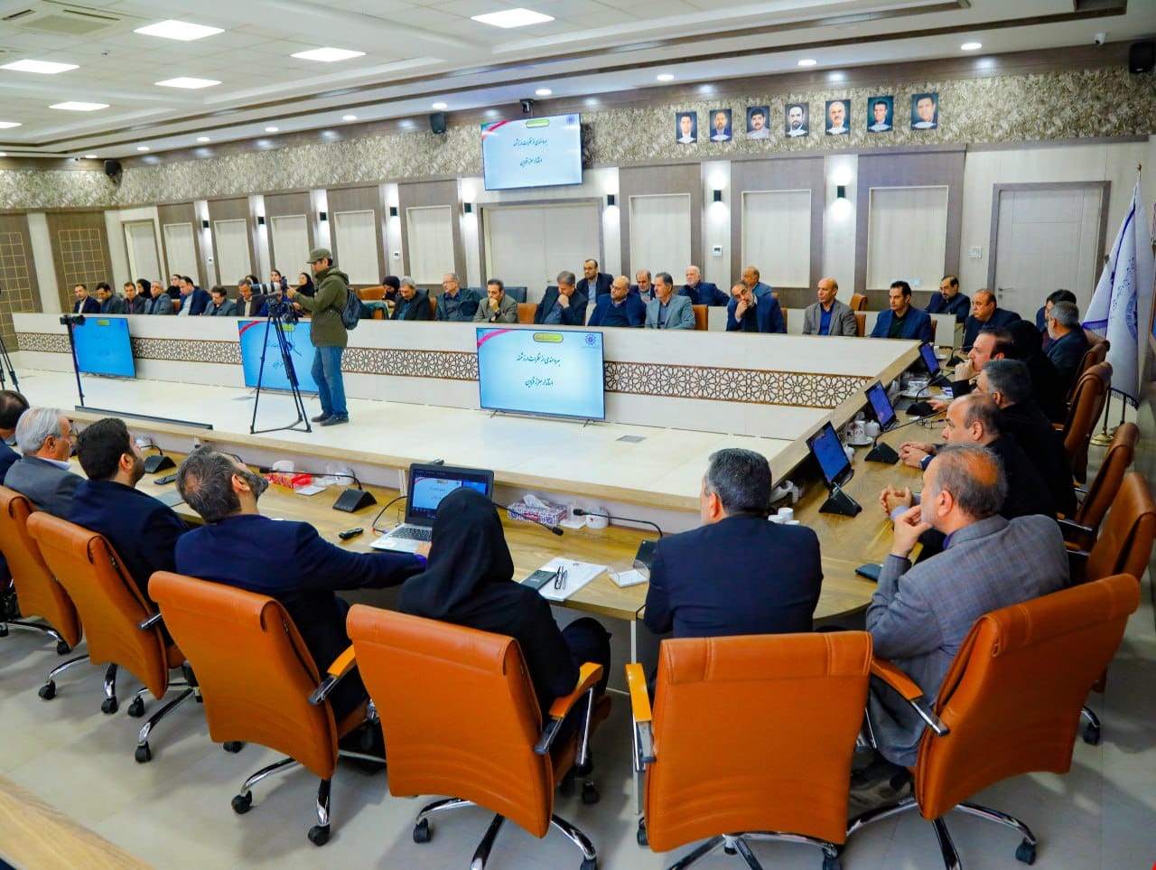 مهندس عبدیان ضمن عرض تسلیت به مناسب شهادت مقام معظم رهبری (ره) شماری ازفرماندهان ارشد نظامی ومردم شریف کشور واستان به ویژه دانش آموزان معصوم میناب  و تبریک انتخاب آیت الله سید مجتبی خامنه ای توسط مجلس خبرگان به عنوان رهبر سوم انقلاب اسلامی و با اعلام حمایت همه‌ جانبه فعالان اقتصادی از رزمندگان جبهه مقاومت، اظهارداشت: فعالان بخش خصوصی در این روزها تمام اموال و دارایی خودشان را برای دفاع از میهن اسلامی  در مقابل تجاوز رژیم صهیونیستی و آمریکایی فدا می‌کنند.عکس کمکی شماره2