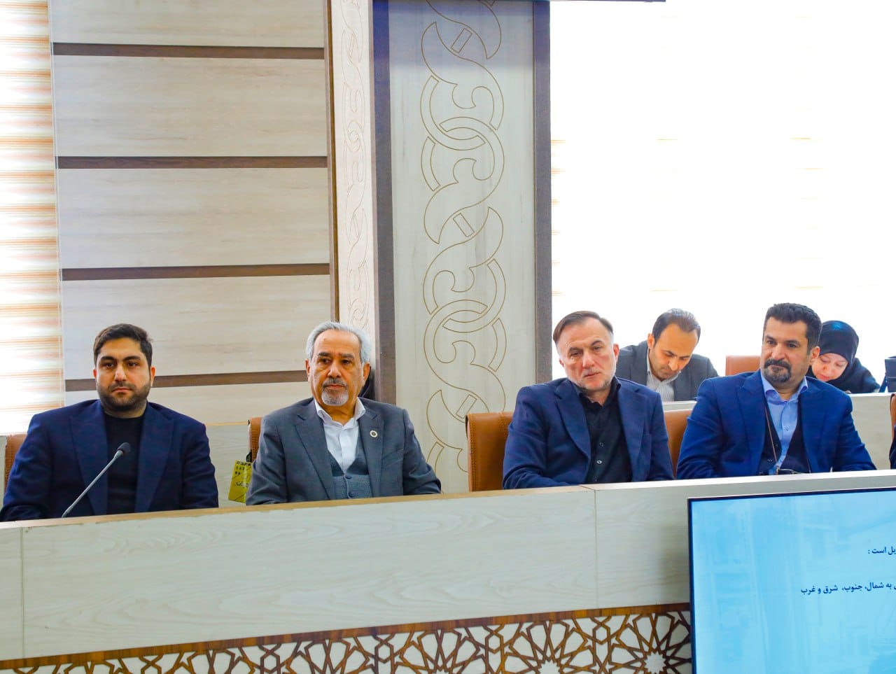 مهندس عبدیان ضمن عرض تسلیت به مناسب شهادت مقام معظم رهبری (ره) شماری ازفرماندهان ارشد نظامی ومردم شریف کشور واستان به ویژه دانش آموزان معصوم میناب  و تبریک انتخاب آیت الله سید مجتبی خامنه ای توسط مجلس خبرگان به عنوان رهبر سوم انقلاب اسلامی و با اعلام حمایت همه‌ جانبه فعالان اقتصادی از رزمندگان جبهه مقاومت، اظهارداشت: فعالان بخش خصوصی در این روزها تمام اموال و دارایی خودشان را برای دفاع از میهن اسلامی  در مقابل تجاوز رژیم صهیونیستی و آمریکایی فدا می‌کنند.عکس کمکی شماره6