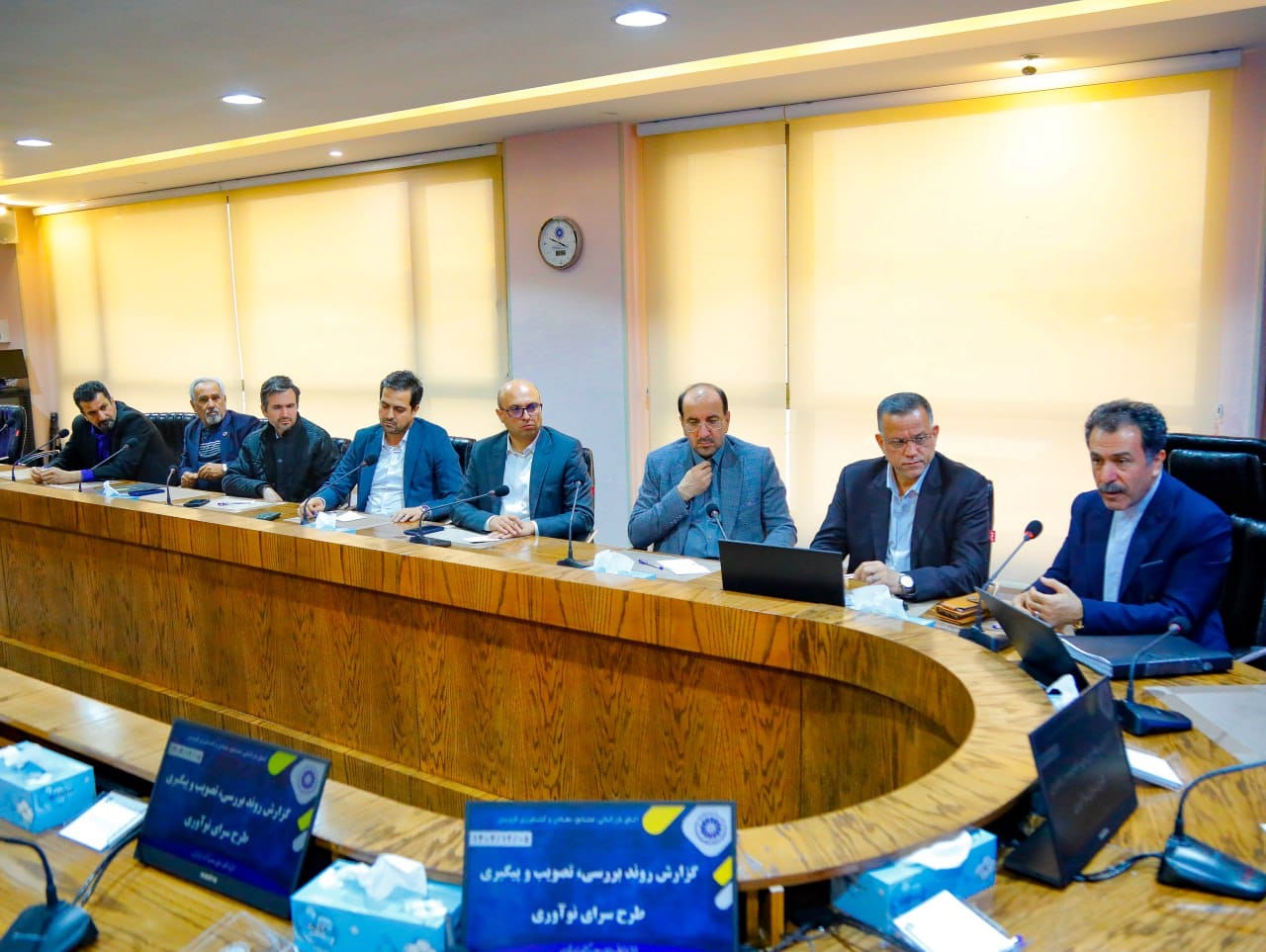 عصرروز سه شنبه  5 اسفند ،نشست هم‌اندیشی طرح سرای نوآوری با حضور جمعی از مدیران ارشد استانی، فعالان بخش خصوصی و نمایندگان جامعه دانشگاهی در استان قزوین برگزار شد.عکس کمکی شماره3