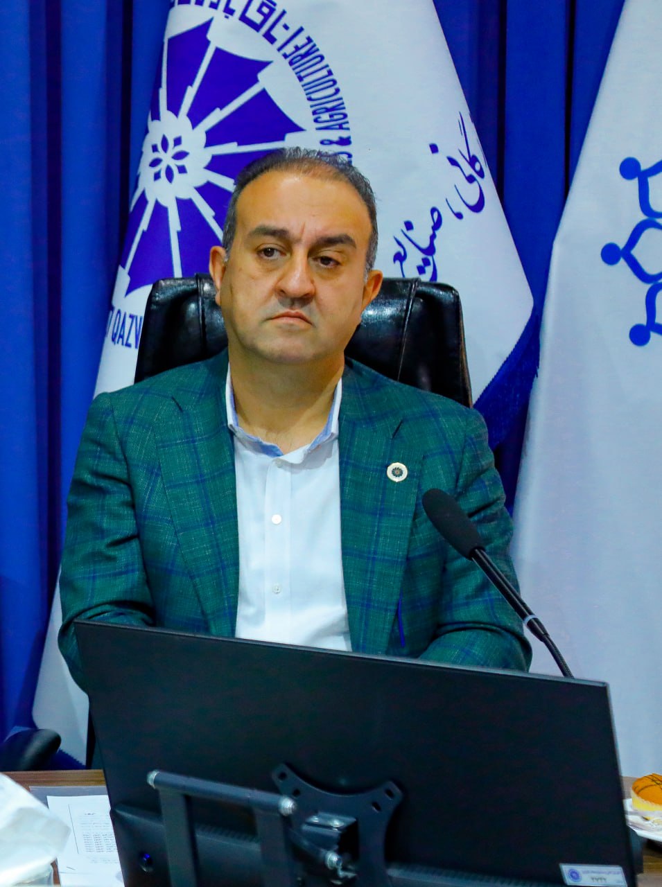 حاضرین در جلسه در خصوص " چند برابر کردن قیمت زباله خانگی برای واحد های صنعتی در سایت پسماند محمد آباد و محاسبه قیمت زباله عادی با قیمت زباله ویژه و صنعتی "  به بیان دیدگاه‌ها و نقطه ‌نظرات خود پرداختند .عکس کمکی شماره3