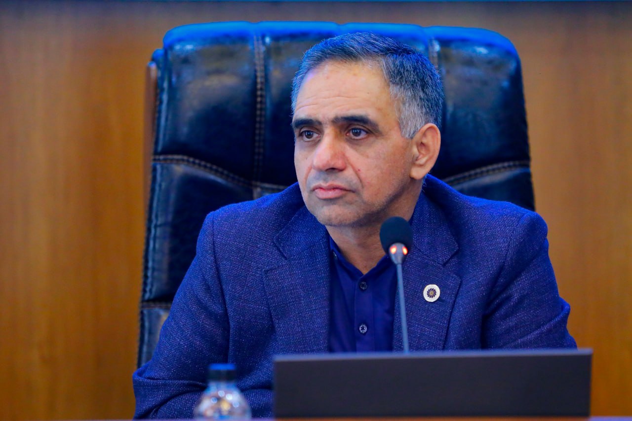 مشکلات مربوط به ثبت سفارش کالا ومواداولیه، صفوف طولانی تخصیص  ارز دولتی  از یک ماه الی ۱۱ماه، مشکلات عدم حمایت دستگاه های اجرایی ازواحدهای دارای سرمایه گذاری خارجی همچون مشکلات اقامتی برای سرمایه گذاران خارجی وتامین انرژی آب برق و گاز واحدهای تولیدی  ازعمده مطالب مطرح شده دراین نشست بود.عکس کمکی شماره4